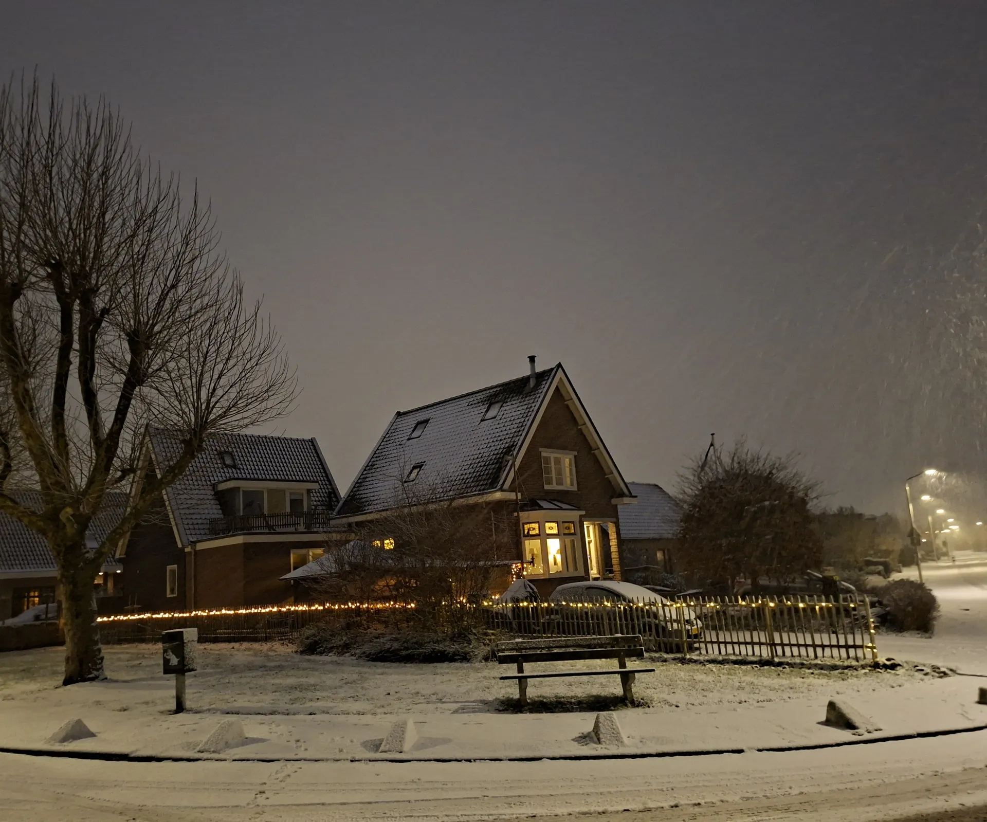 Ons sfeervolle gezinshuis verlicht in de sneeuw